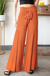 Gestufte Culotte mit gebundener gesmokter Taille